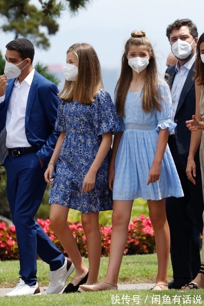 蓝裙|西班牙俩公主同穿蓝裙亮相,简单却很高级,妹妹扎丸子头气场更足
