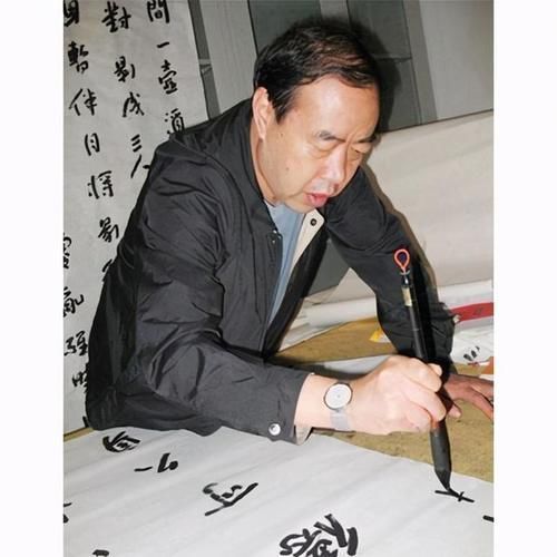 羿光$贾平凹《暂坐》:经济不好的城市饭馆多,混得艰难的男人关心政治