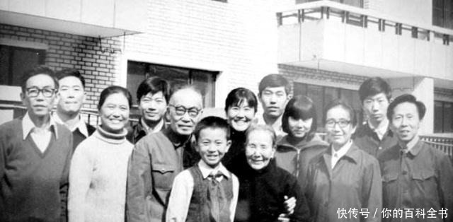 冰心的孙子在她墓碑上刻出“教子无方,枉为人表”,原因究竟为何!