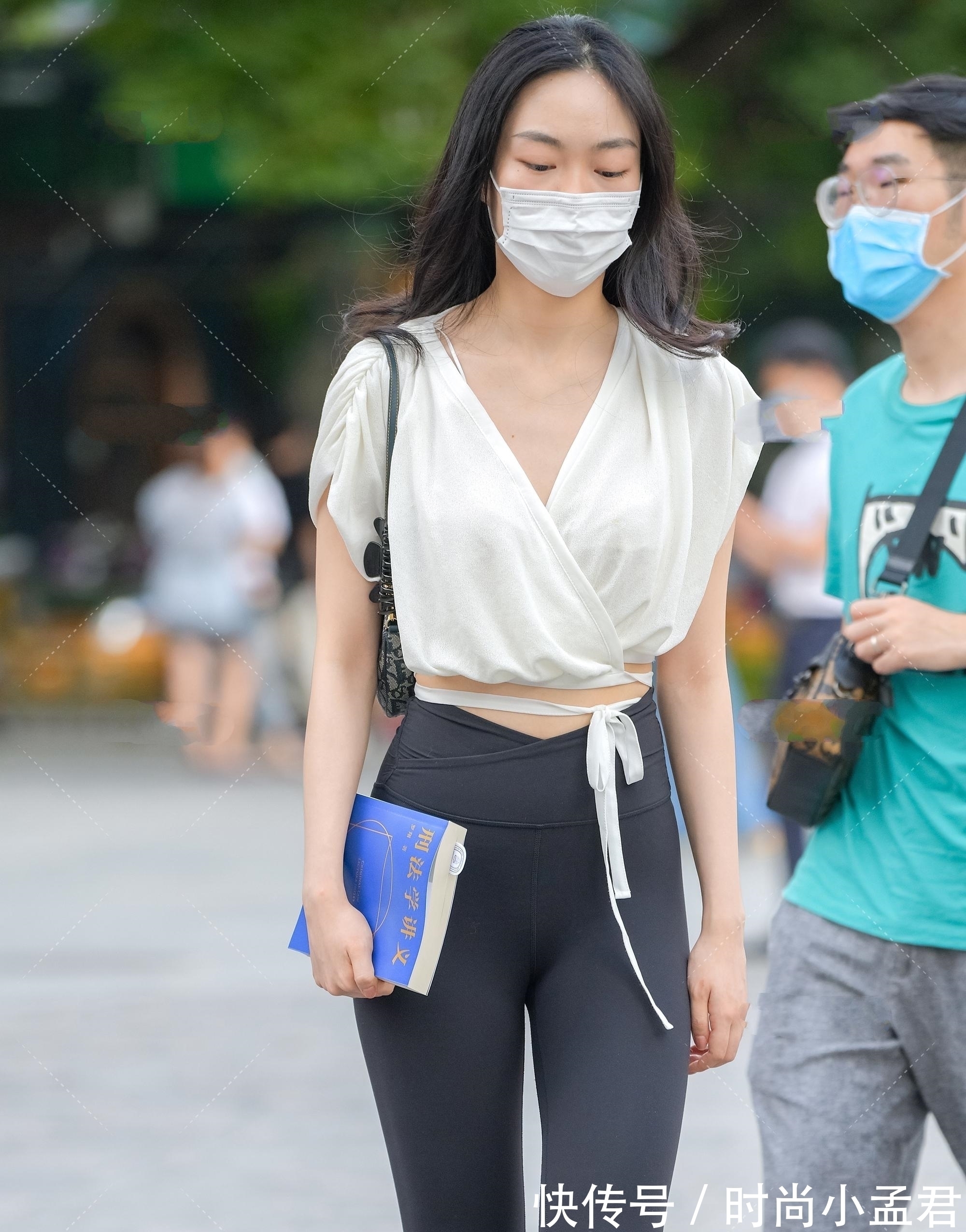 穿搭 雪纺短衫搭配紧身长裤,洒脱随意放荡不羁,带着颓废风的仙女穿搭