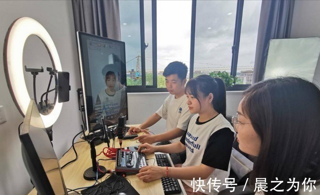 |00后靠“拍段子”收获600万粉丝,月入70万,评论区却骂声一片