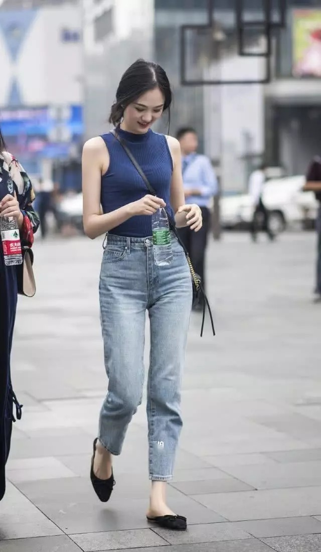 牛仔裤休闲又不失气质,简约又好看,充满着青春的时尚感