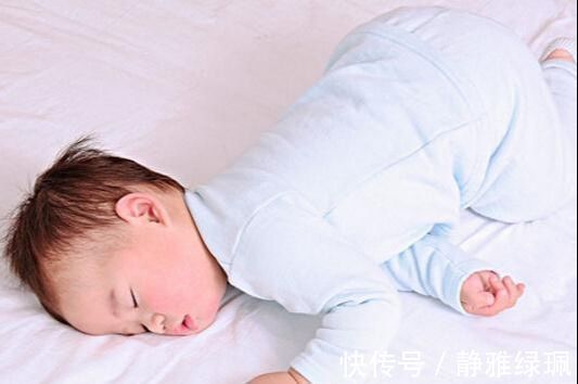 婴儿|婴儿睡觉时喜欢躲在被子里当她妈妈打开被子时，她笑了