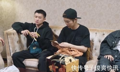 鄧超陳赫等人聊天時，鹿晗頭上的帽子尤為搶鏡，這不是那誰的？