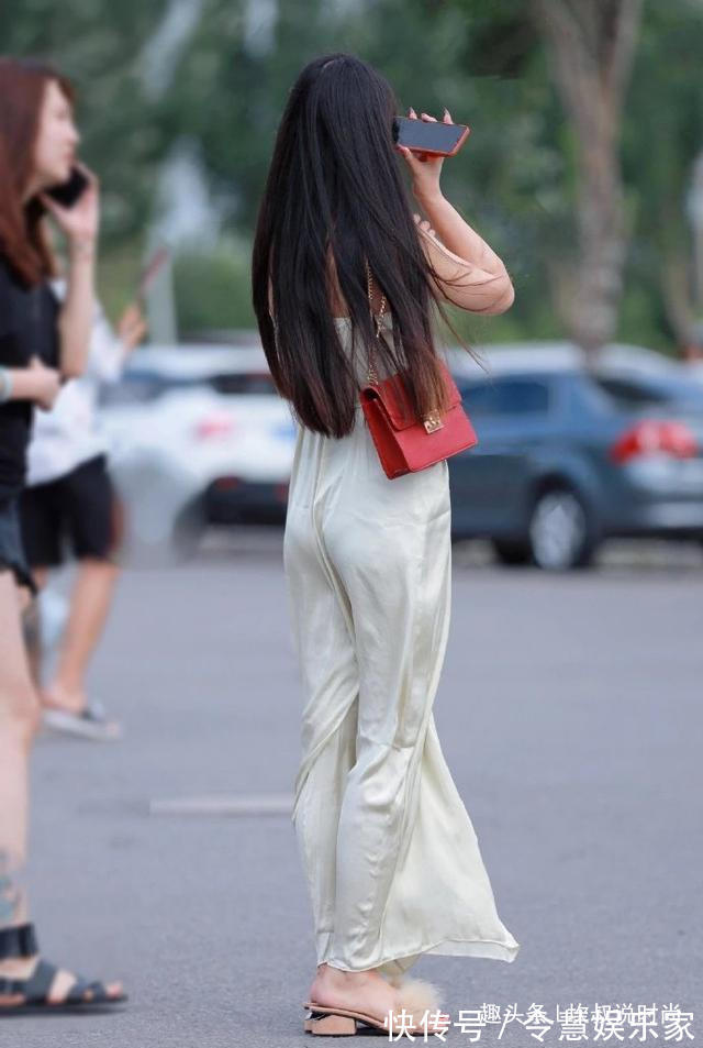 舒适|吊带裙就是这样,不仅清爽舒适,还能让你的造型轻松优雅起来