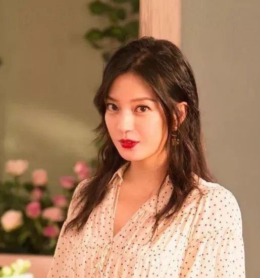 发型 女人别再披头散发了,很显老!今年流行这5款发型,时髦有气质