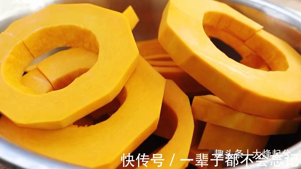 秋天南瓜多吃不完，太阳一晒，教你做成小零食，大人小孩都爱吃