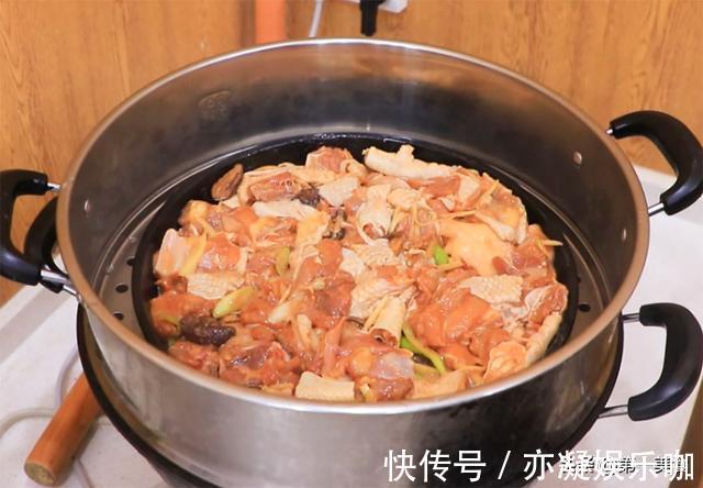 技巧|最简单又好吃的焖扒鸡，鸡块直接上锅蒸，学会腌制技巧，鲜嫩滑口