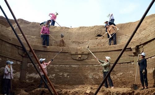 “水墓”现19米盗洞,专家一气之下,直接搬走大山,挖出10吨钱币