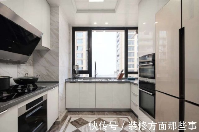 二居室|112平现代风二居室,灯光在夜幕下散发出一种雅致迷人的气息