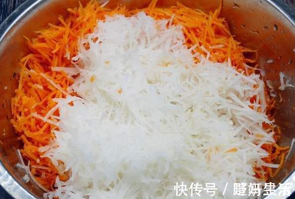 炸萝卜丸子|炸萝卜丸子,面粉淀粉都不用,多放这2样,金黄酥脆,凉了也不硬