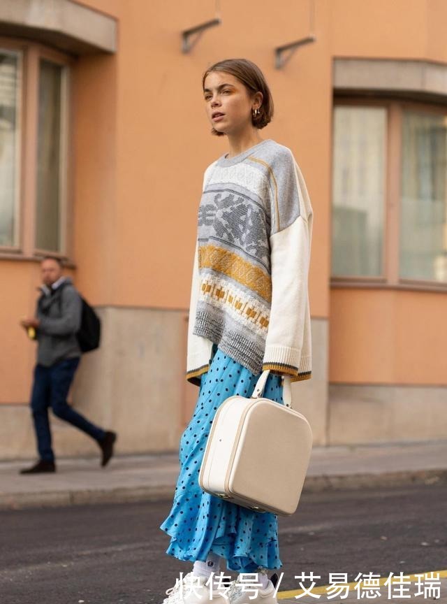 洋气|今秋火了一种穿法,叫“毛衣+半身裙”,青春又洋气,时髦一整季