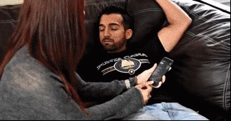 |搞笑GIF:当她转身的那一刻,我手里的板儿砖已经不淡定了。