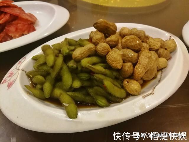 8道凉菜,15道热菜,农家院的团圆饭总花费588元,网友说:太值了