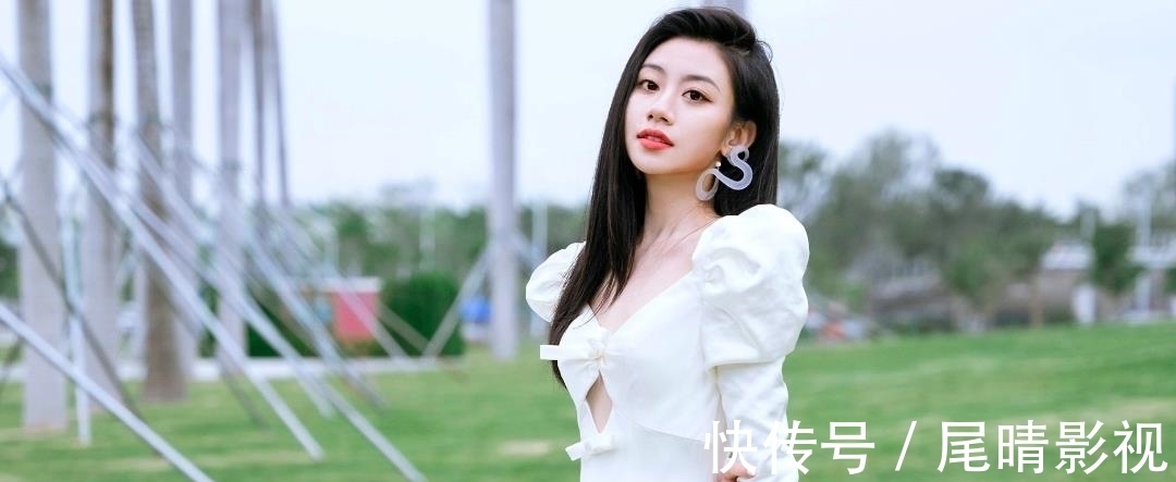 好声音冠军伍珂玥得到知名音乐人陈少琪的认可与提携,为她高兴