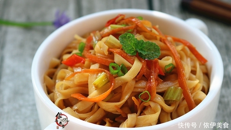 面条此做法,比隔壁面馆的味道还香,特简单,家人问我加了啥?