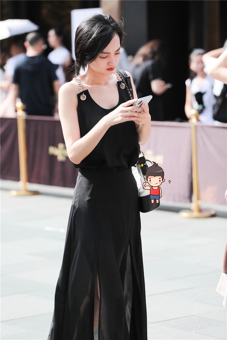 街拍小姐姐一件简单的开叉裙搭配一个斜挎包,青春靓丽去逛街