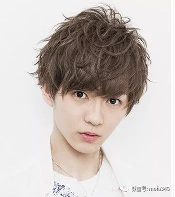 男生烫什么发型蓬松好看，凸显出别致的气质感！