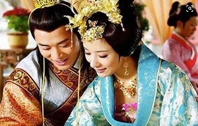  梳头|皇帝在梳头时感慨膝下无子，太监跪地相告：皇子在冷宫，已经6岁了