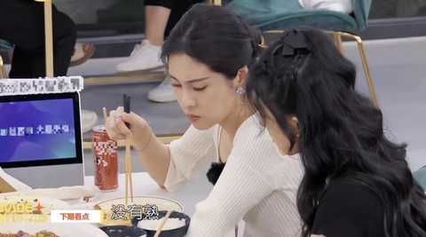 赵丽颖回归中餐厅,耿直人设不改,吐槽丁真米线没做熟