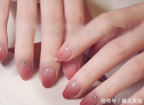 还在做新年美甲?温柔春季美甲上映,每款都仙气十足,美腻