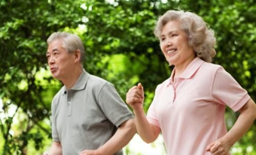 老人|这样健身不是锻炼,是害自己,公园里的大爷大妈,赶紧停下来