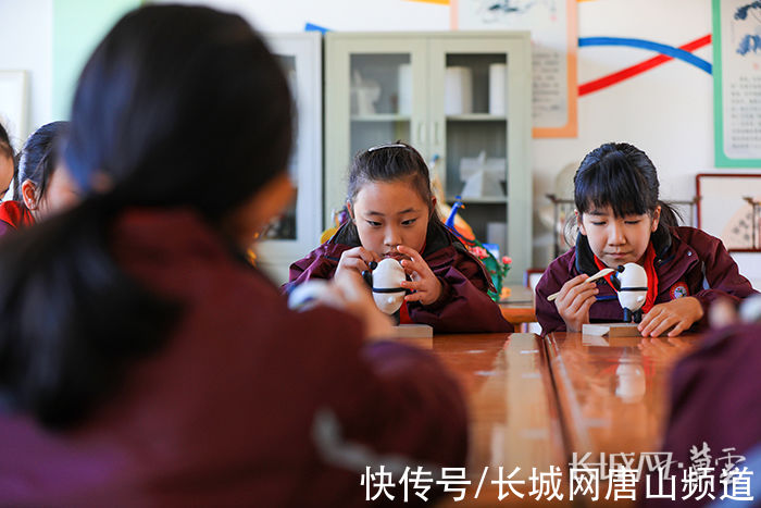 北京冬奥会|河北滦南：小学生面塑“冰墩墩”