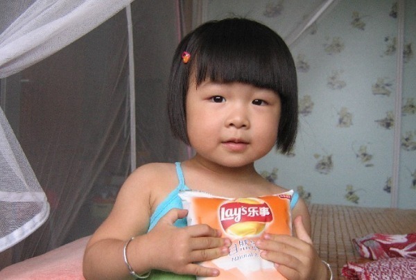 零食|劝告家长它是“幼儿杀手”,比泡面还“伤脾”,再喂是在坑娃