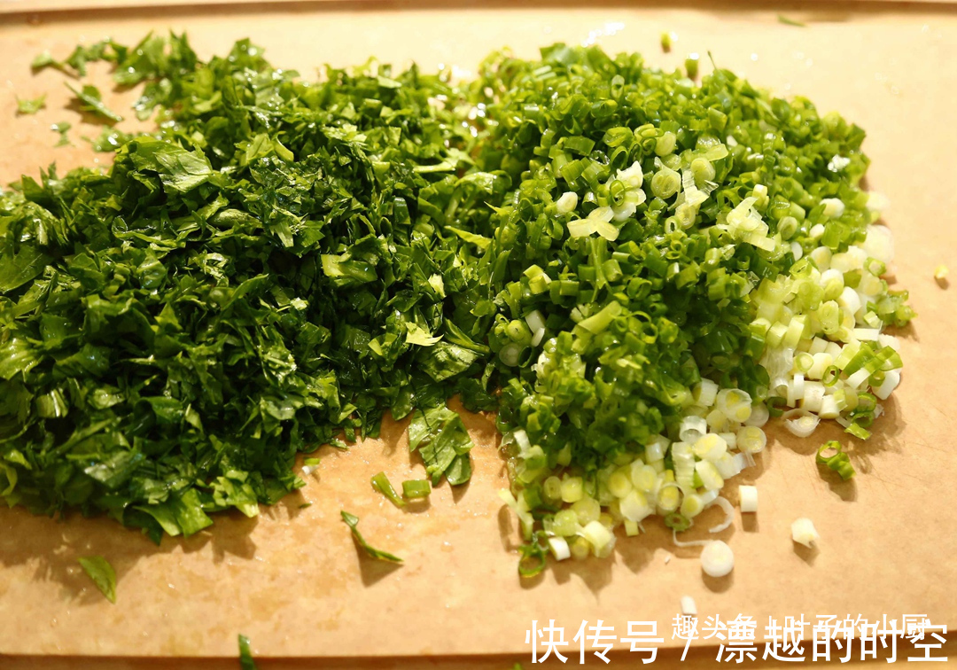 10分钟早餐快速饼两段莲藕、一把芹菜叶，味道好，营养高！