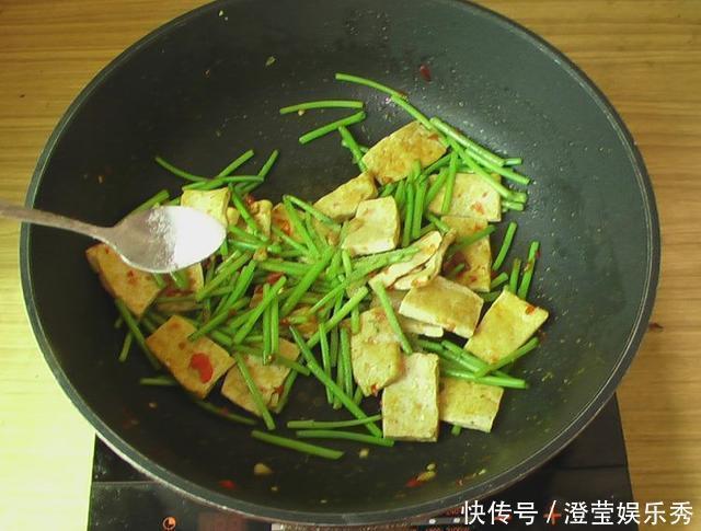 茼蒿炒豆腐|失眠最怕这菜,睡不着觉的人要多吃,帮助睡眠,一觉睡到自然醒