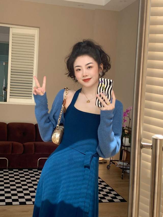 翻领|秋天怎样穿才有气色?身穿一件红色翻领连衣裙,穿上身复古又显白