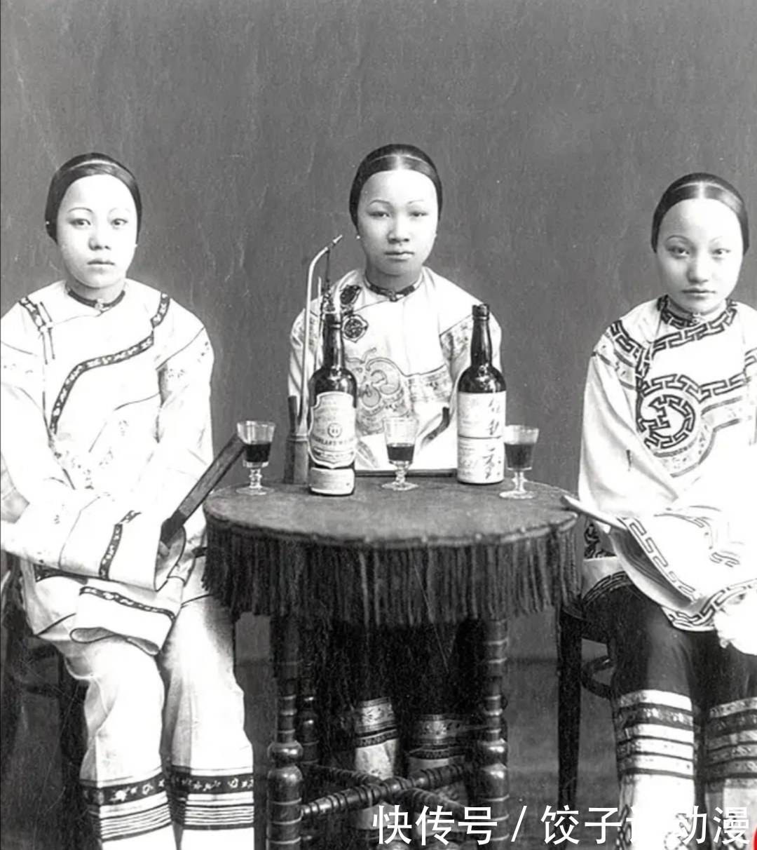 宫女|清末真实照片,差官手握巨型斩马剑,宫女准许离宫“满面春风”