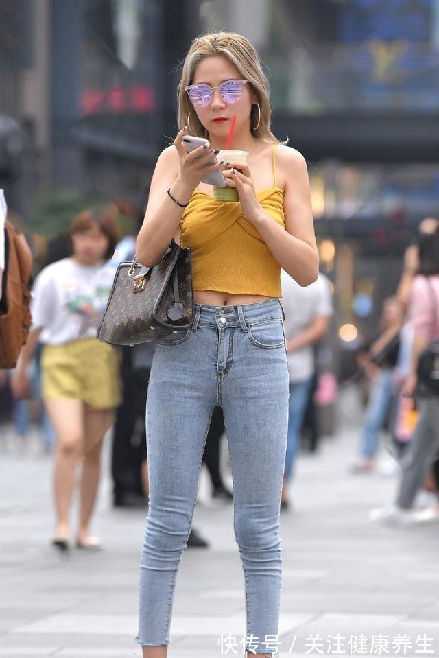 国家商标局 打底裤搭配不靠脸，凸显清新靓丽打扮，彰显清爽又个性魅力！