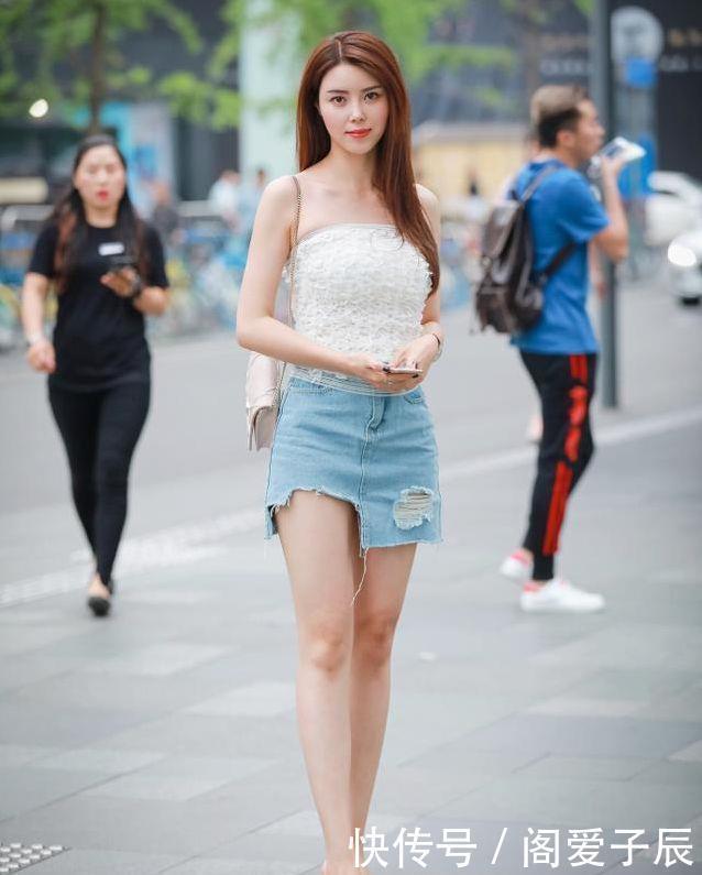 街拍白短裤+红背心,秀出修长的双腿,彰显满满阳光气息