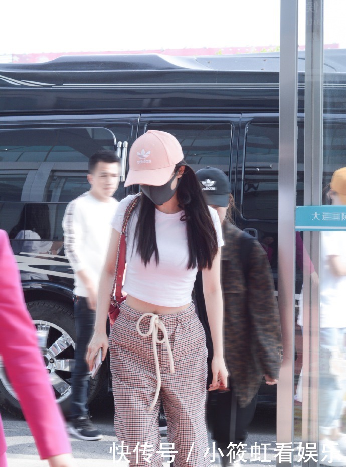 格外|粉色的帽子具有衬肤的效果,让小姐姐显得格外的青春