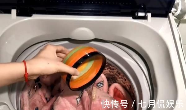 白醋|洗衣服别再只放洗衣液了,多加一碗它,洗出来的衣服更加干净卫生