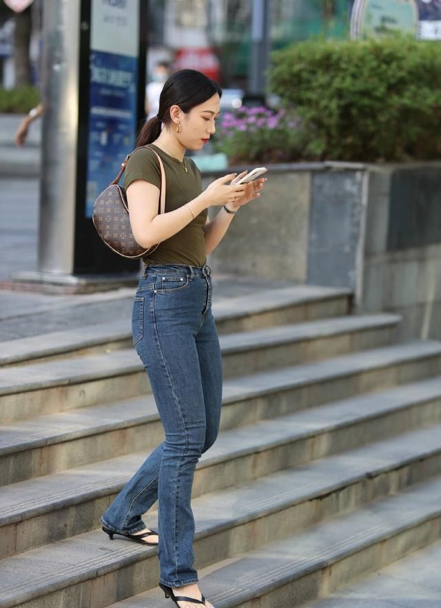 牛仔裤|夏秋交替不知道怎么穿试试牛仔裤配T恤,休闲大方又显气质