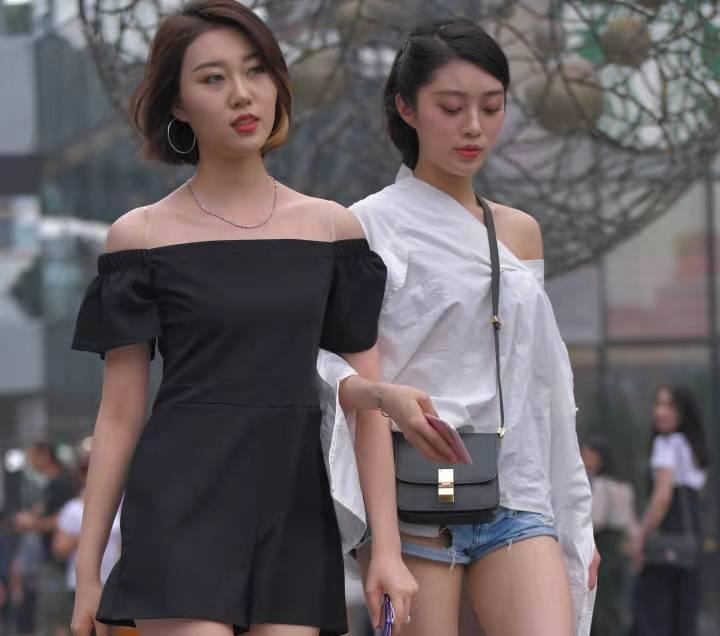 街拍小姐姐穿衣“不正经”,这么严肃的白衬衣被她穿成这样!