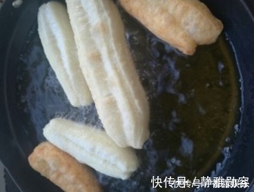 油条一凉就发硬?原来是和面手法错了,教你这样做,油条松软好吃