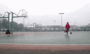 |搞笑GIF：这亲妈是不是缺心眼？孩子都吓激灵了