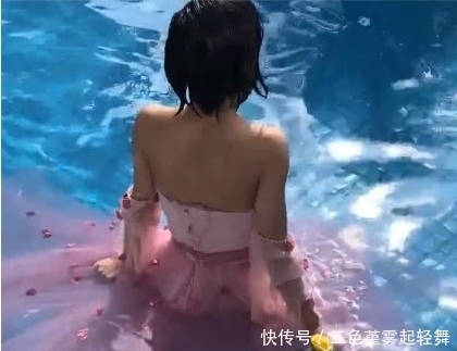 游过来|奇闻:新娘在泳池拍照,一个男人却悄悄游过来,成片拍出惊艳画面