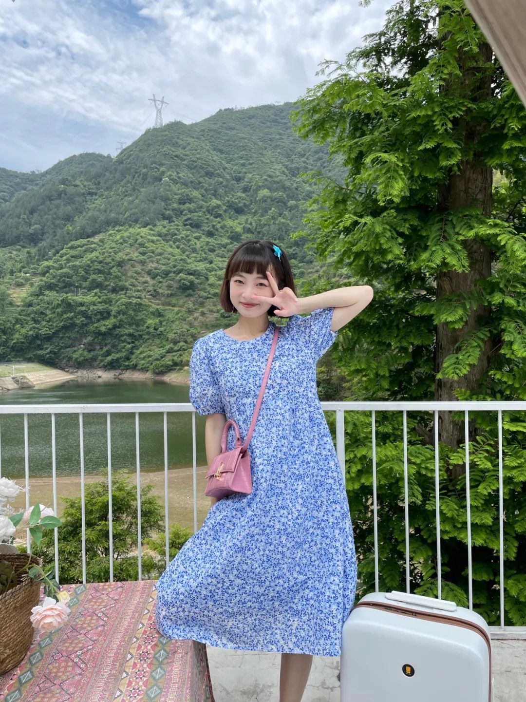 夏梦|忘了高跟鞋吧！小个子穿连衣裙配平底鞋，气质又好看