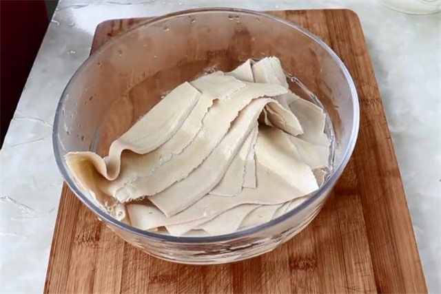 豆腐皮这个做法真的太香了,刚上桌就被抢着吃,吃着真过瘾