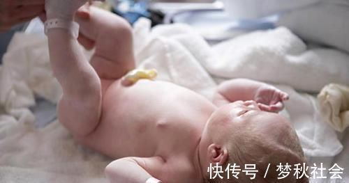 护理|宝宝出生不到10天,宝妈就给孩子洗澡,却遭到婆婆拒绝:危险