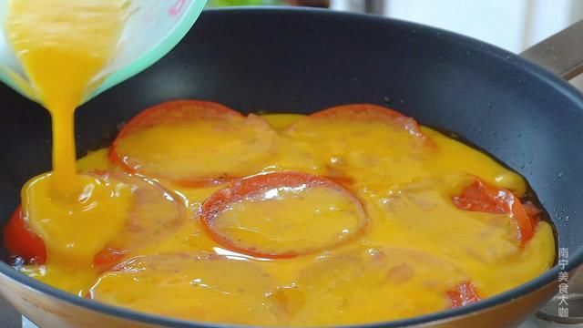 番茄鸡蛋饼|番茄和鸡蛋别只会炒着吃了，搭配一张手抓饼，10分钟做好营养早餐