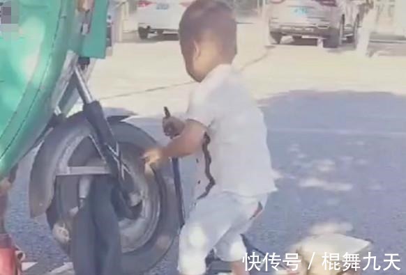 宝宝|“修车工宝宝”专业补胎火了，果然穿尿不湿的都了不起！