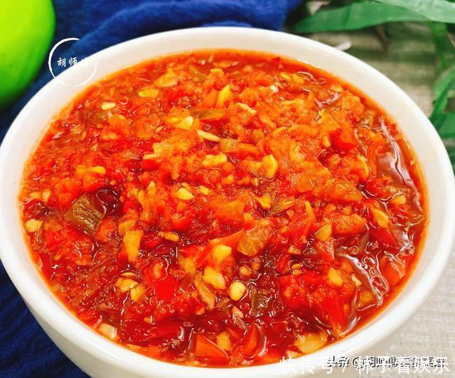 做辣椒酱时,只放盐可不行!多加2样料,辣椒酱不发霉不长毛,香