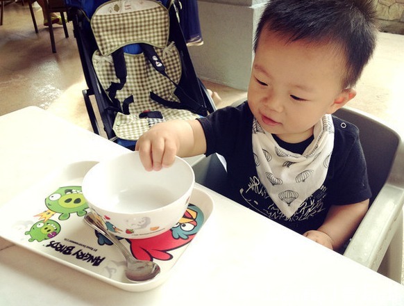 男童|8个月男童上吐下泻,被紧急送医,忠告3种食物,不满周岁别碰