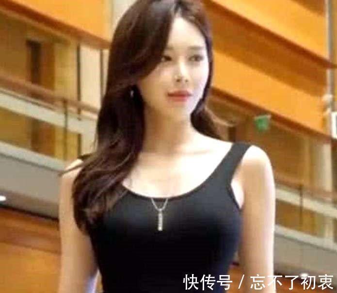 小姐姐 最美车模,紧身泳衣当上衣搭配休闲裤,腰间两块肉气死强迫症