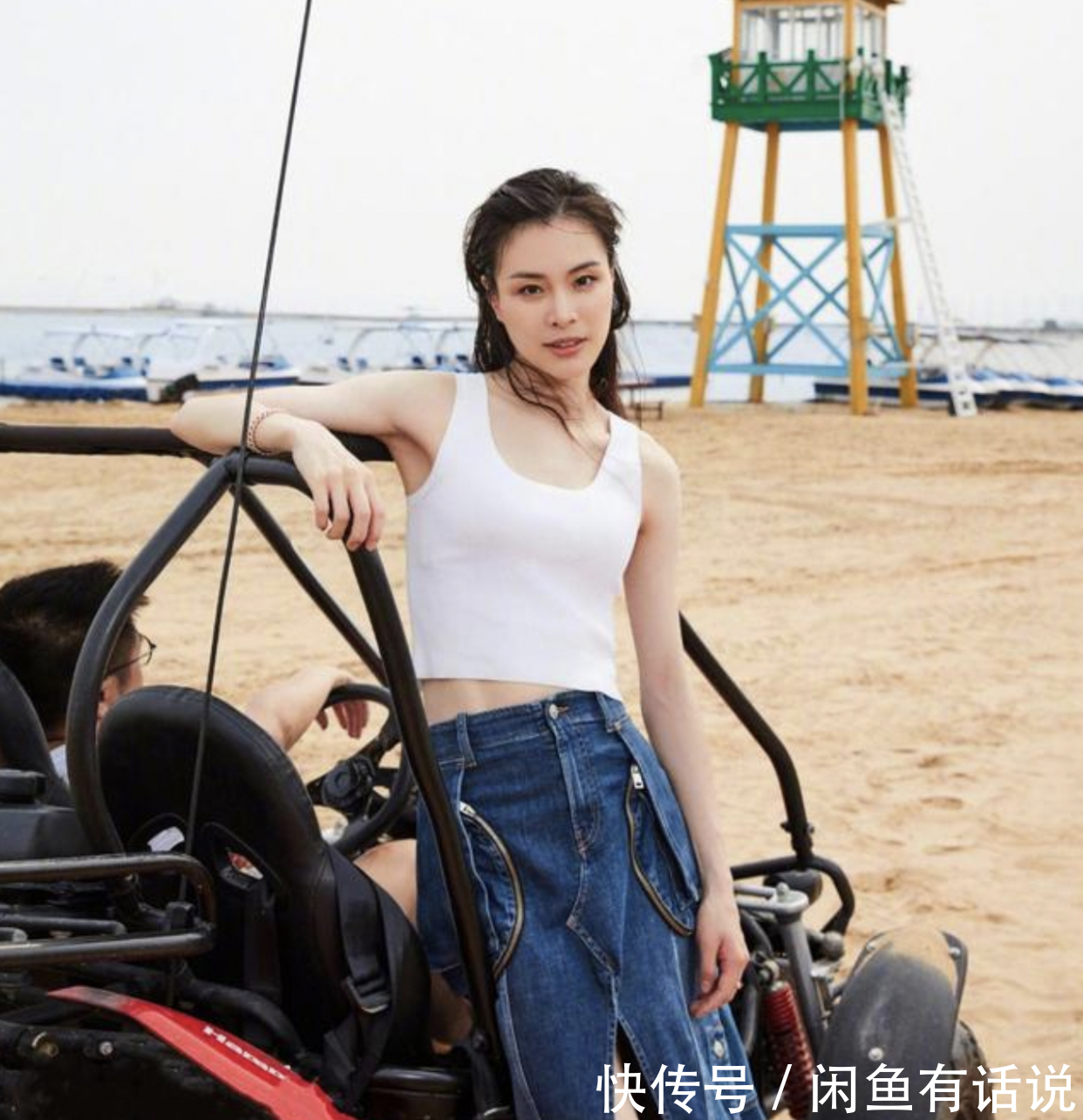 吴敏霞|被吴敏霞的度假照圈粉了,穿黑色连体裤时髦又上照,大背头真霸气